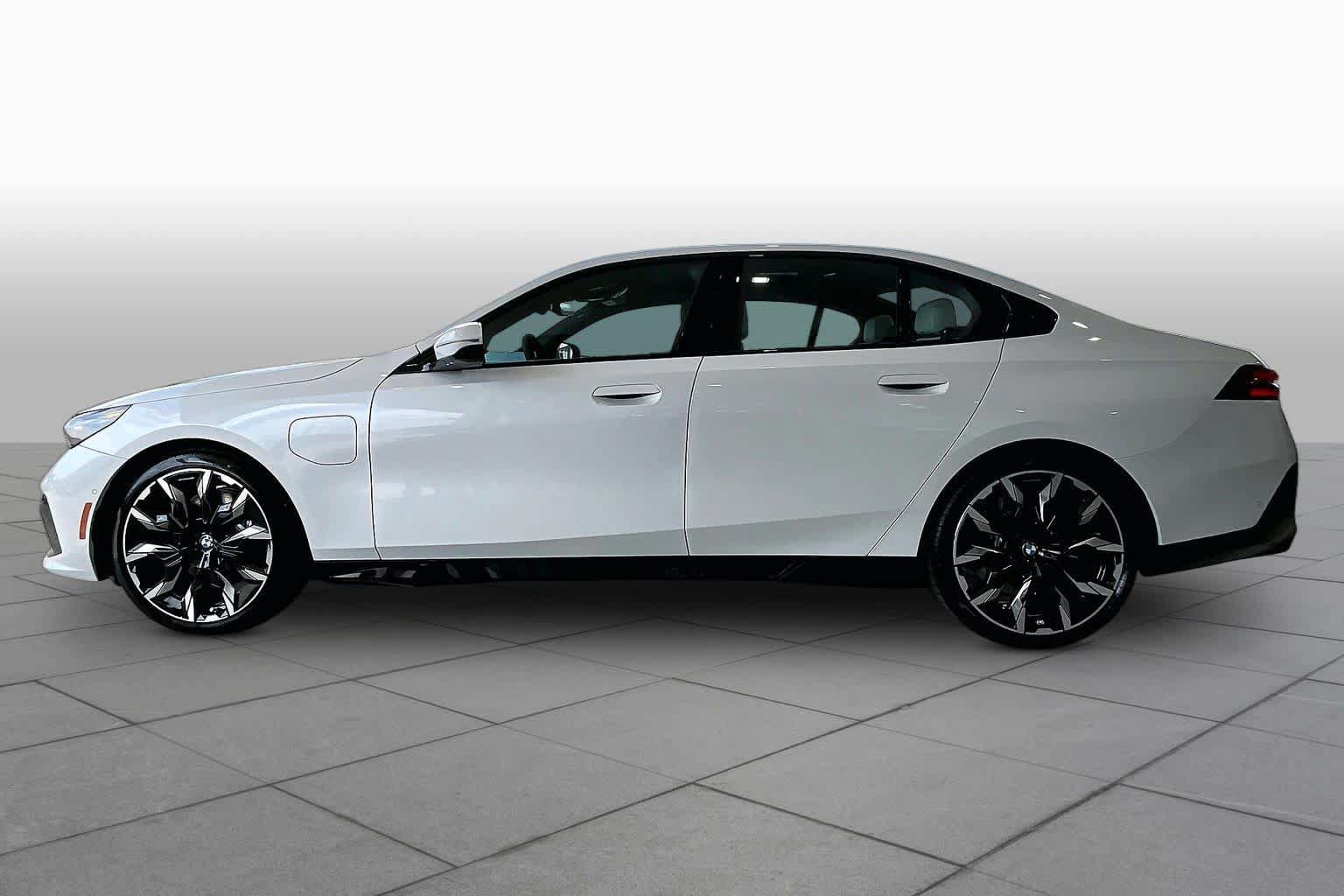 New 2027 BMW 550e xDrive w/ Premium Package AWD/4WD image 13