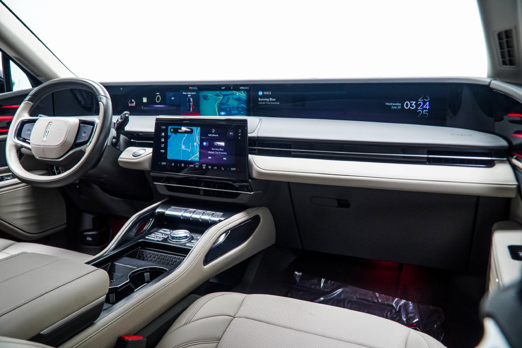 Used 2025 Lincoln Nautilus Premier AWD/4WD image 22