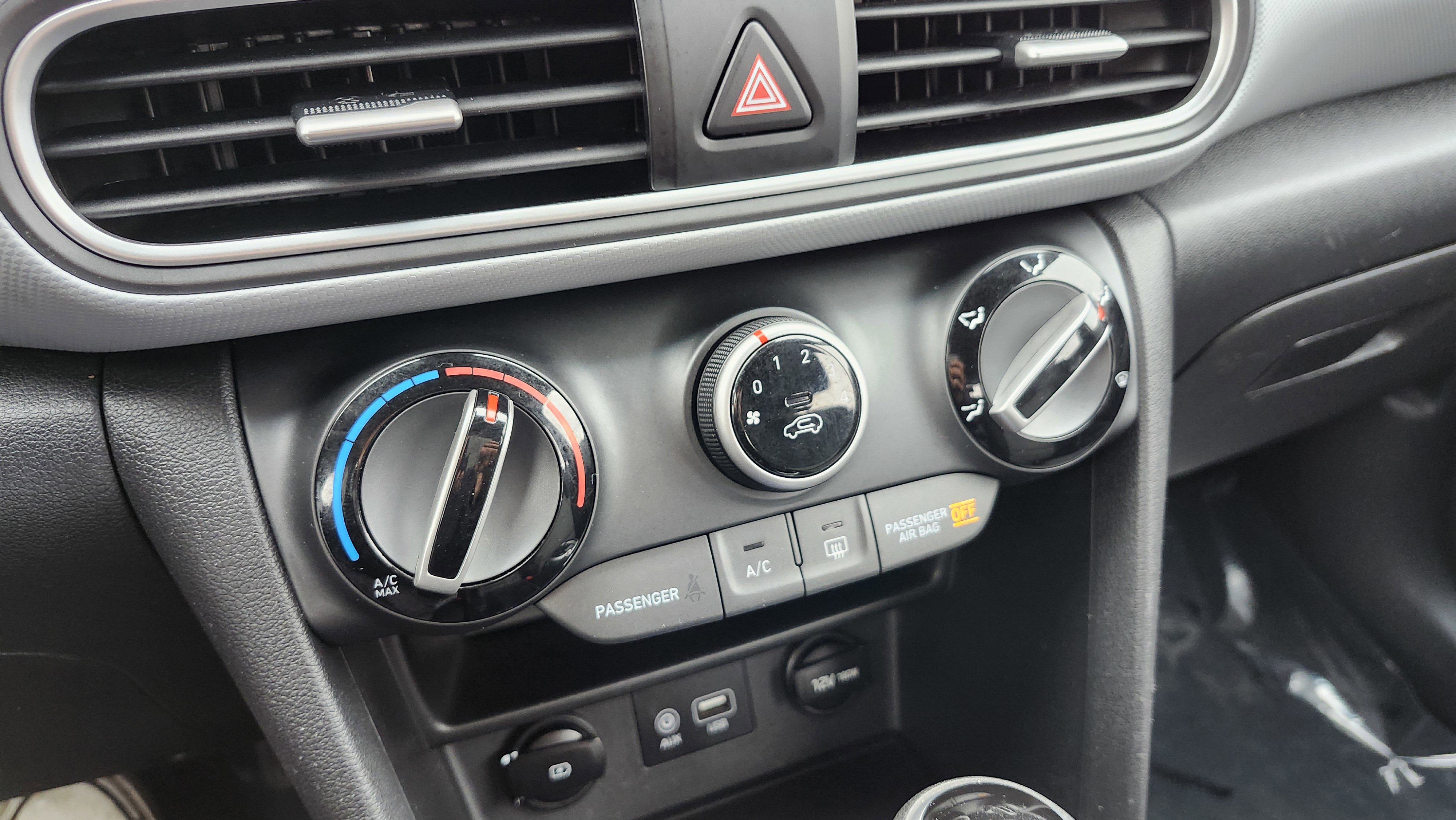 Used 2020 Hyundai Kona SE image 30