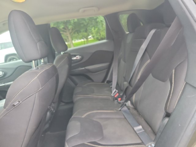 Used 2015 Jeep Cherokee Latitude AWD/4WD image 26