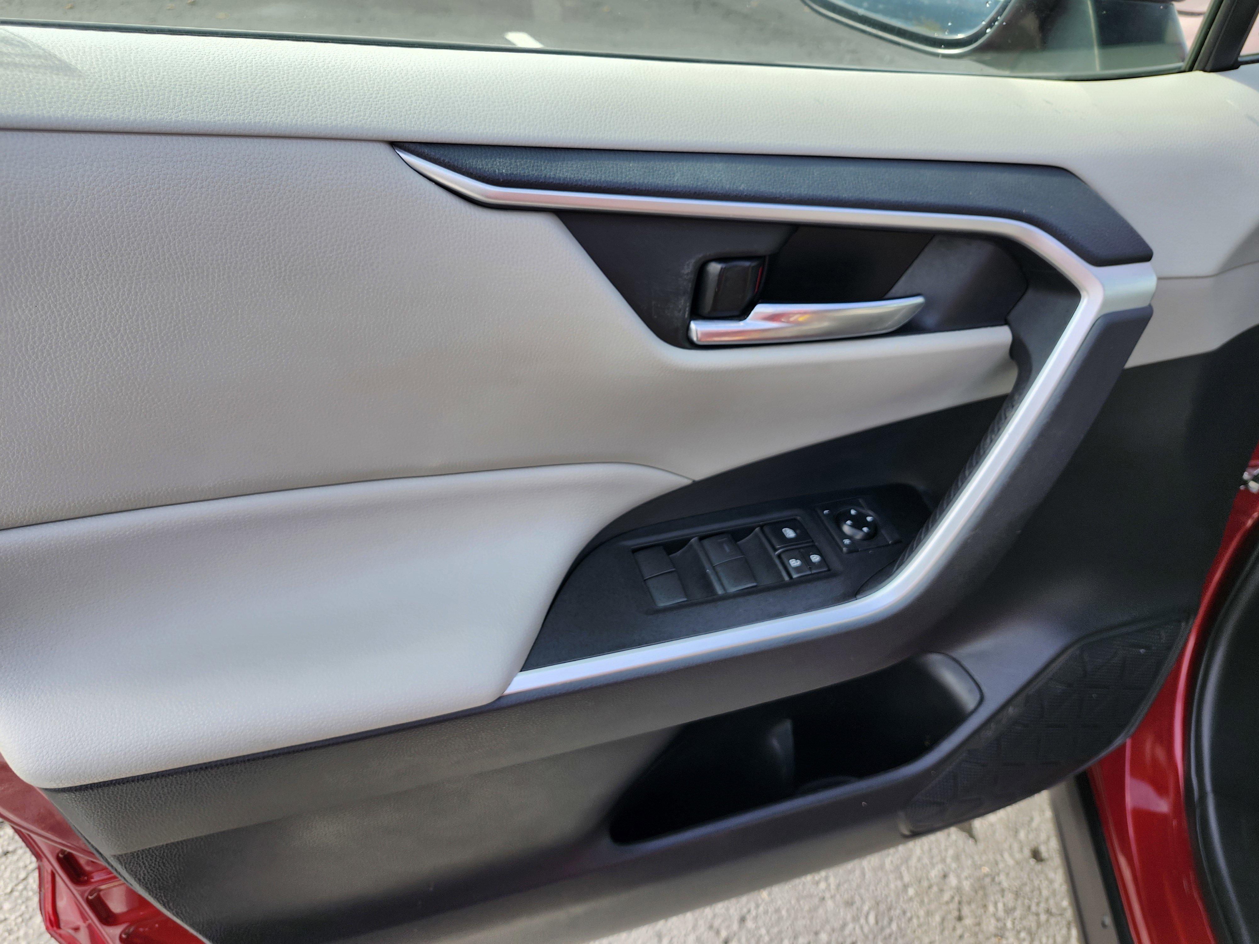 Used 2021 Toyota RAV4 XLE image 18