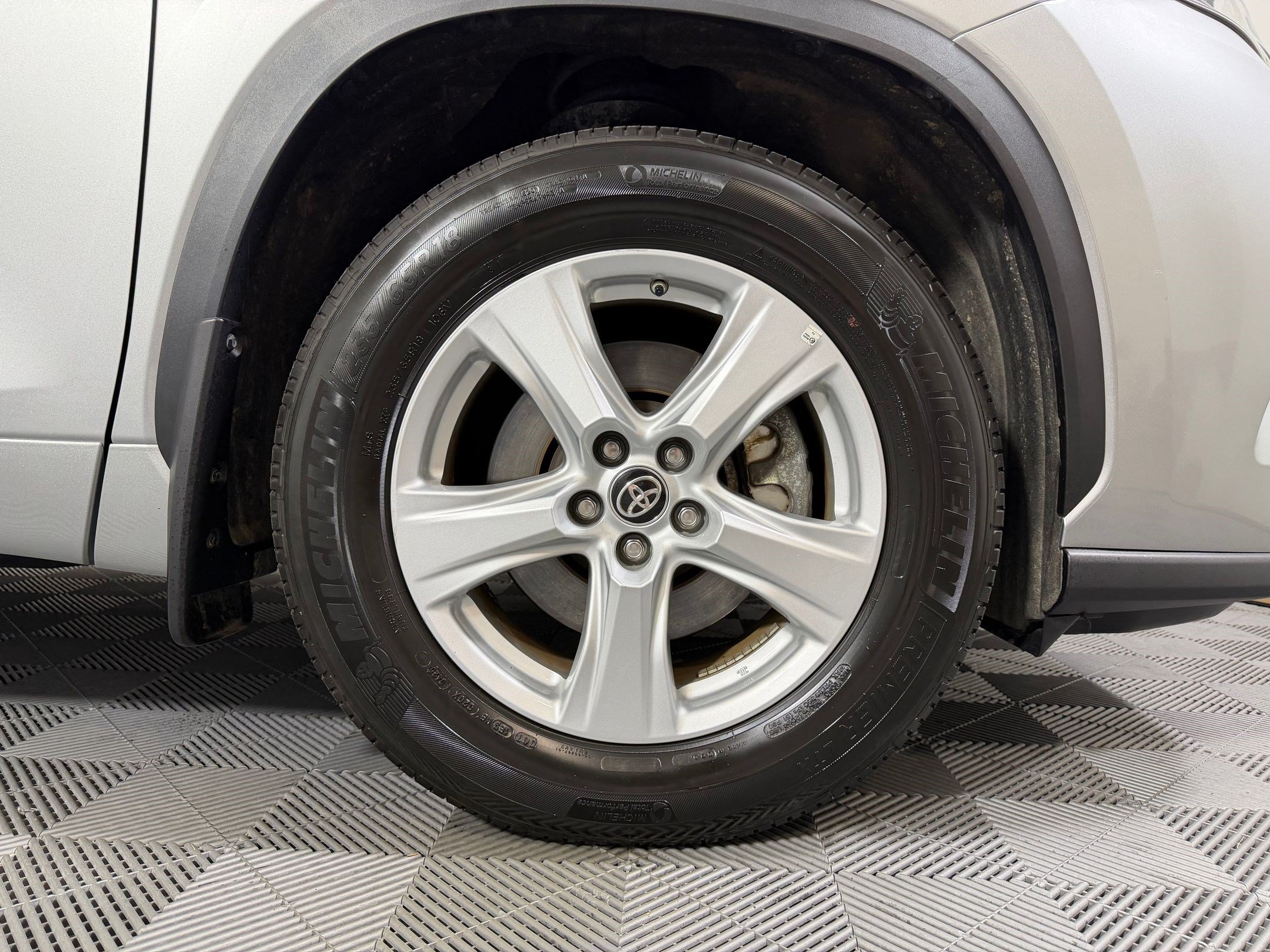 Used 2025 Toyota Highlander LE AWD/4WD image 10