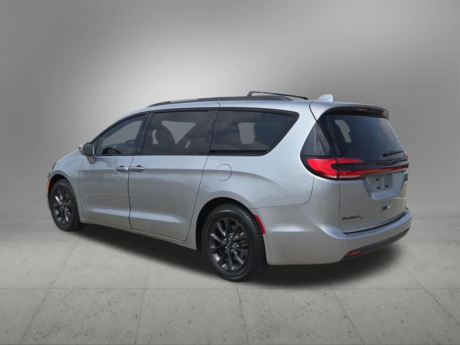 Used 2021 Chrysler Pacifica Touring w/ S Appearance Package FWD image 4