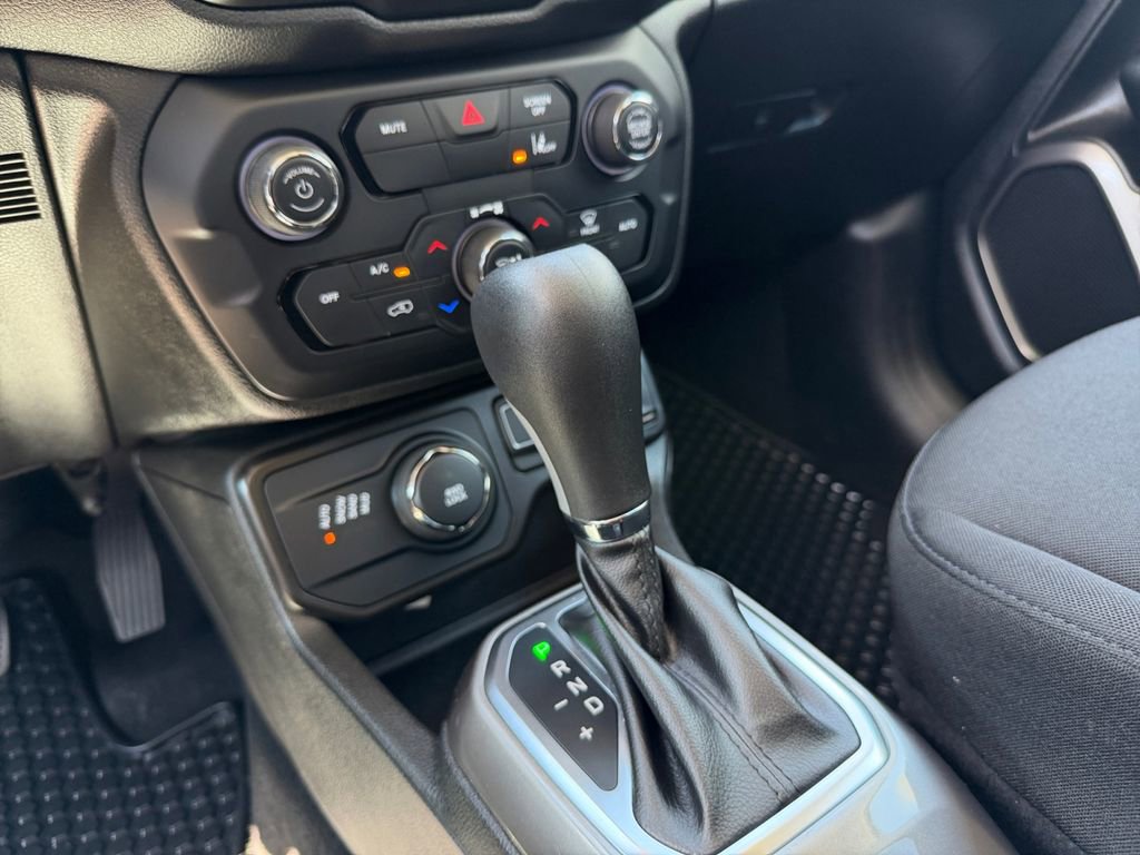 Used 2022 Jeep Renegade Latitude w/ Convenience Group AWD/4WD image 13