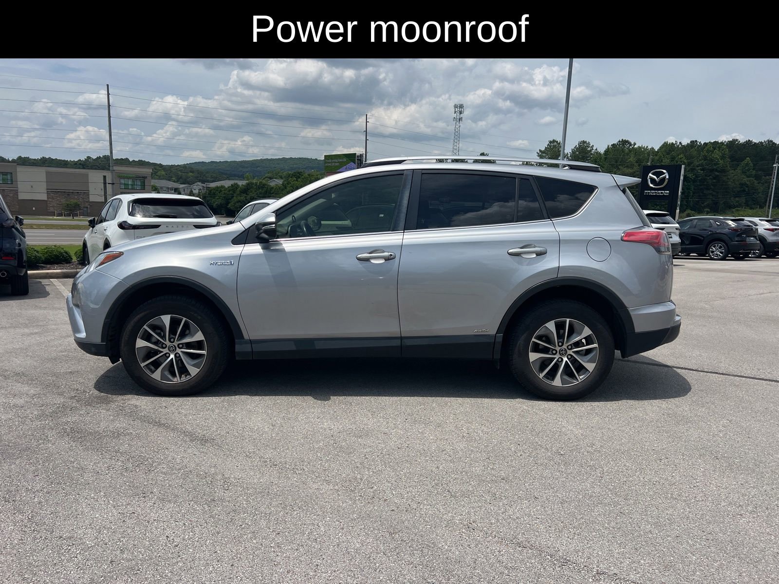 Used 2017 Toyota RAV4 XLE AWD/4WD image 4