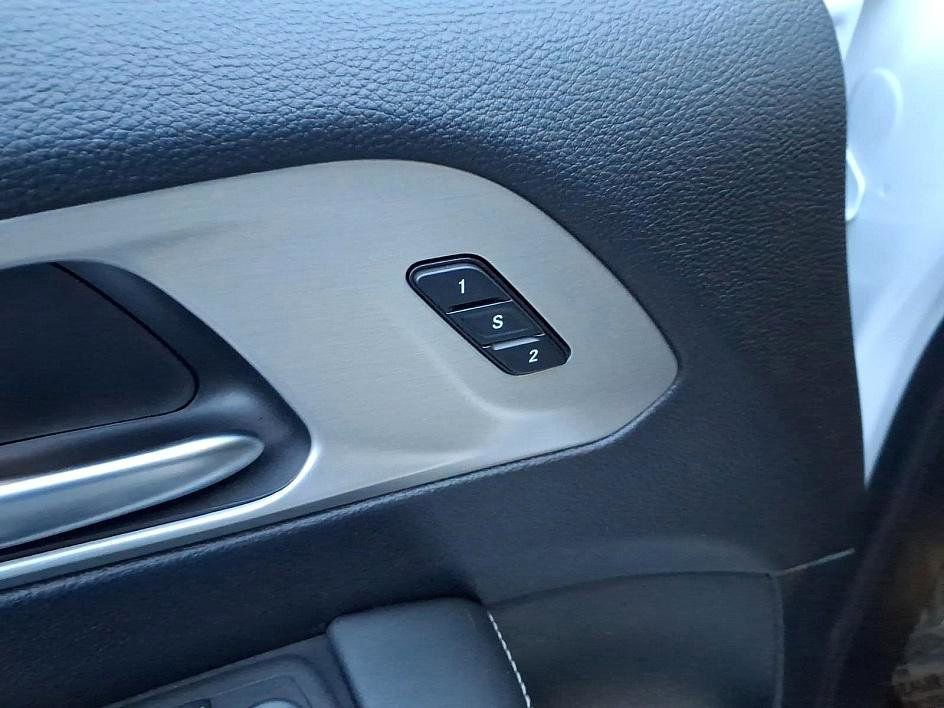 Used 2023 Chrysler Pacifica Limited w/ Uconnect Theater Family Group image 11