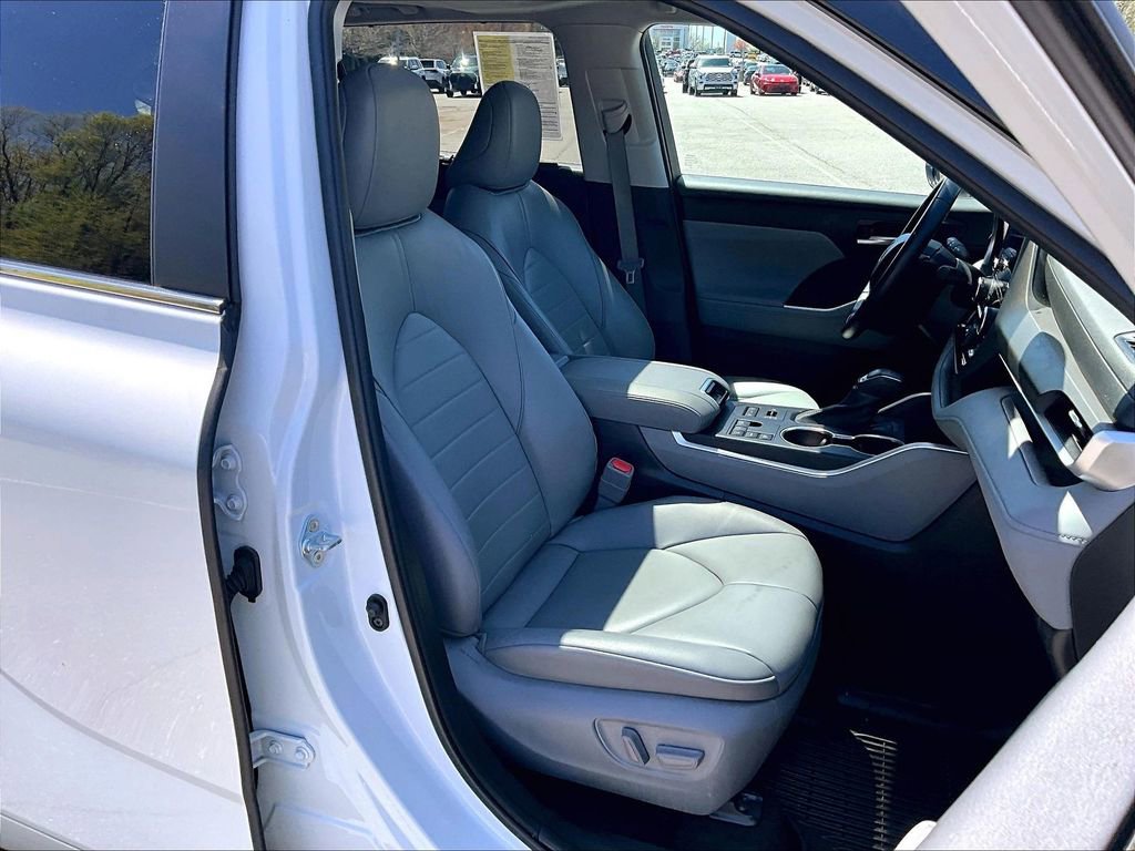 Used 2023 Toyota Highlander XLE AWD/4WD image 11