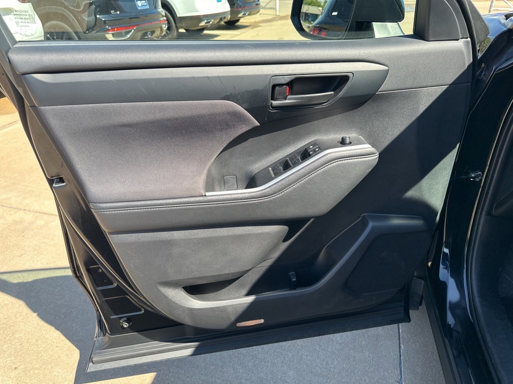 Used 2024 Toyota Highlander LE image 19