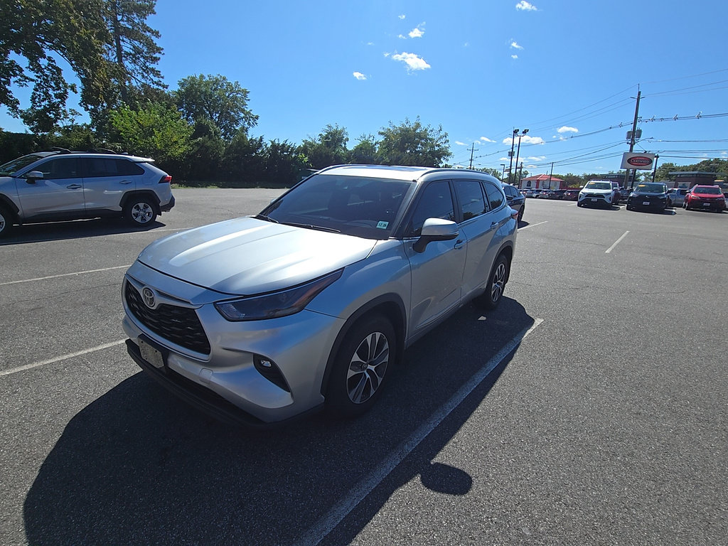 Used 2024 Toyota Highlander XLE AWD/4WD image 2