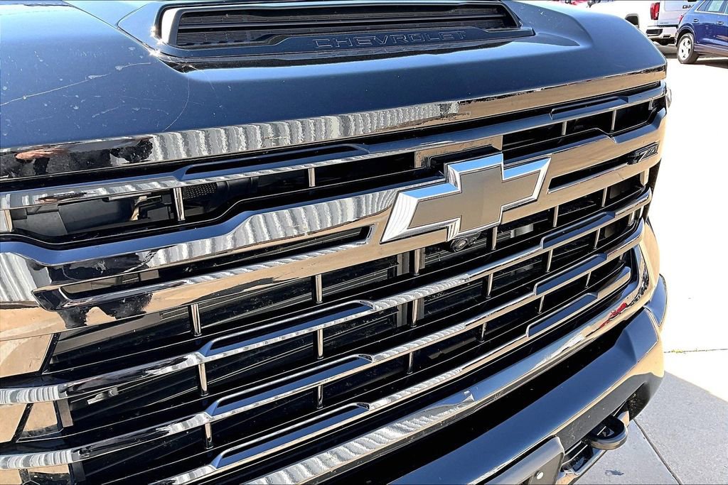 Used 2024 Chevrolet Silverado 2500 LT w/ Midnight Edition image 37