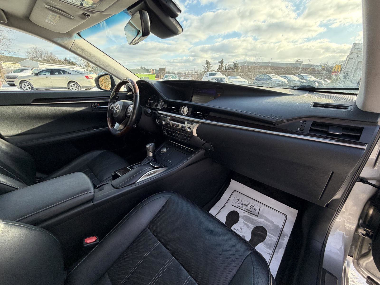 Used 2018 Lexus ES 350 w/ Luxury Package w/Wood Trim image 32
