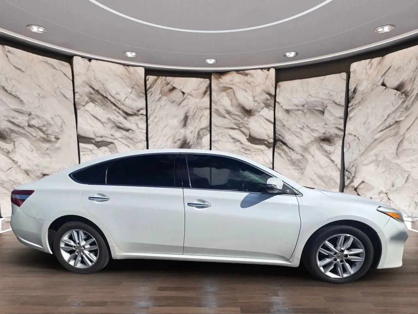 Used 2015 Toyota Avalon XLE Premium w/ Preferred Accessory Package FWD image 4