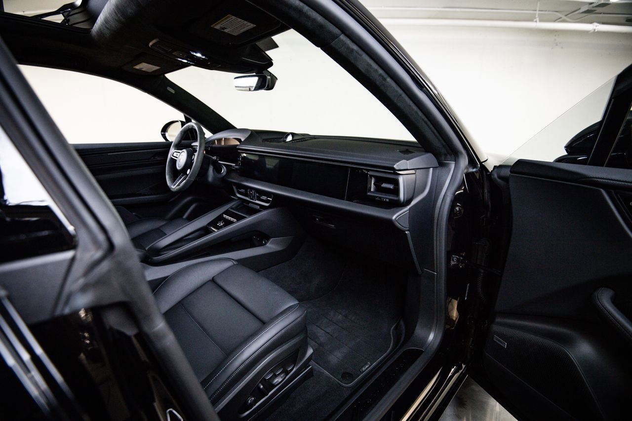 Certified 2025 Porsche Macan Turbo Electric AWD/4WD image 29