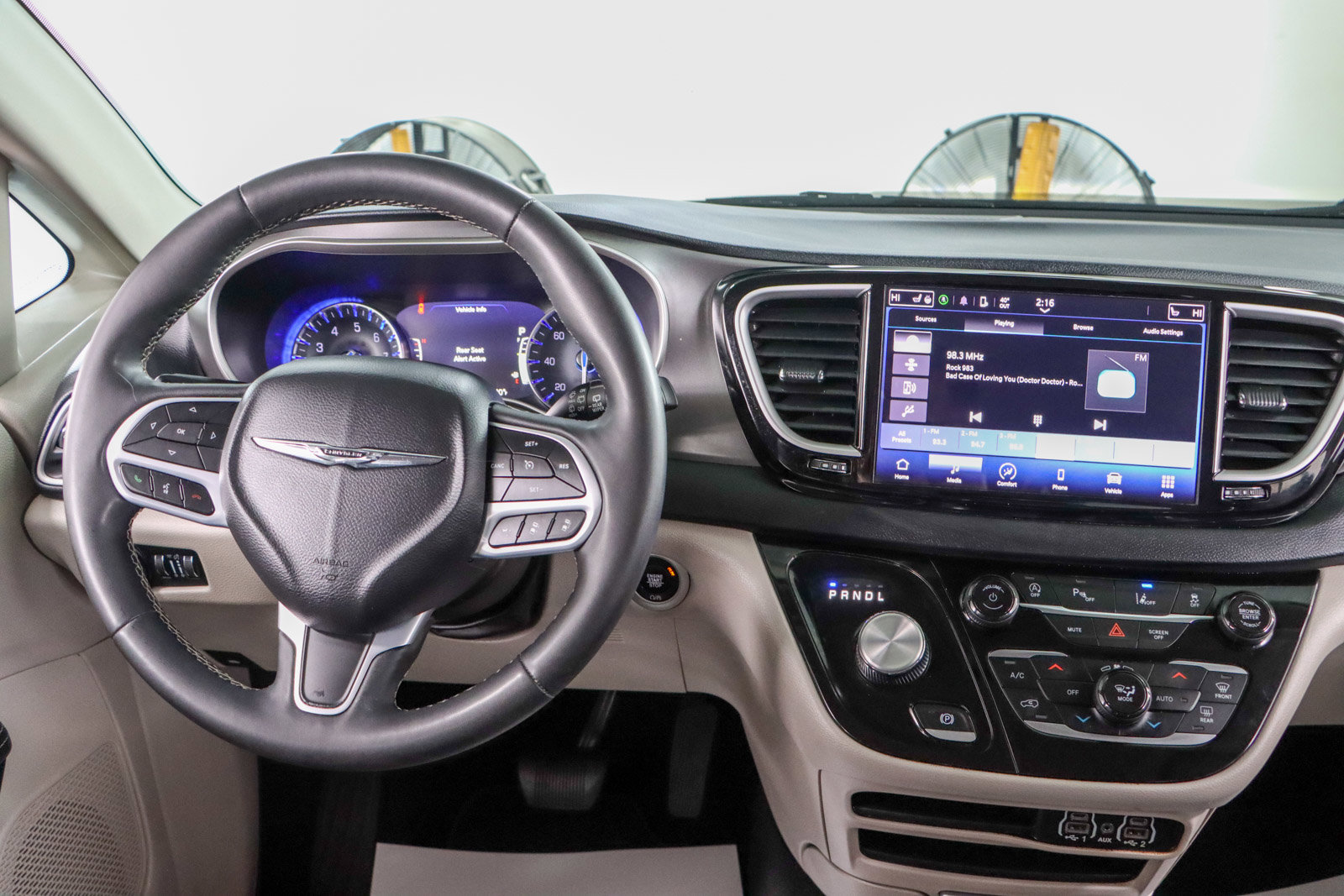 Used 2023 Chrysler Pacifica Touring-L image 17