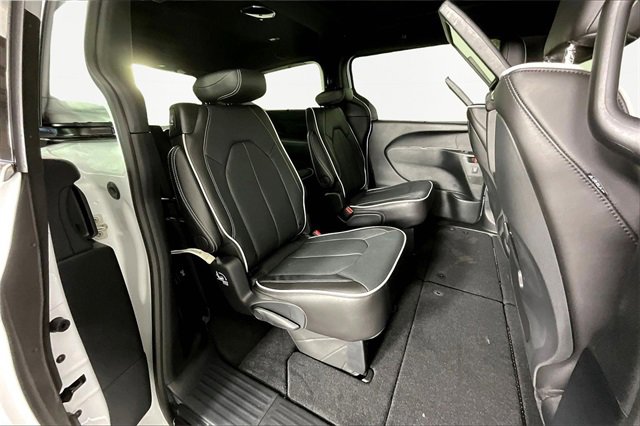 New 2026 Chrysler Pacifica Limited image 11