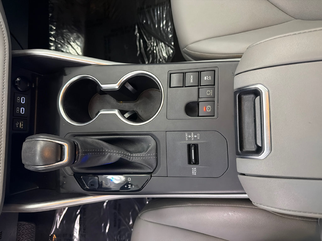 Used 2024 Toyota Highlander XLE FWD image 32