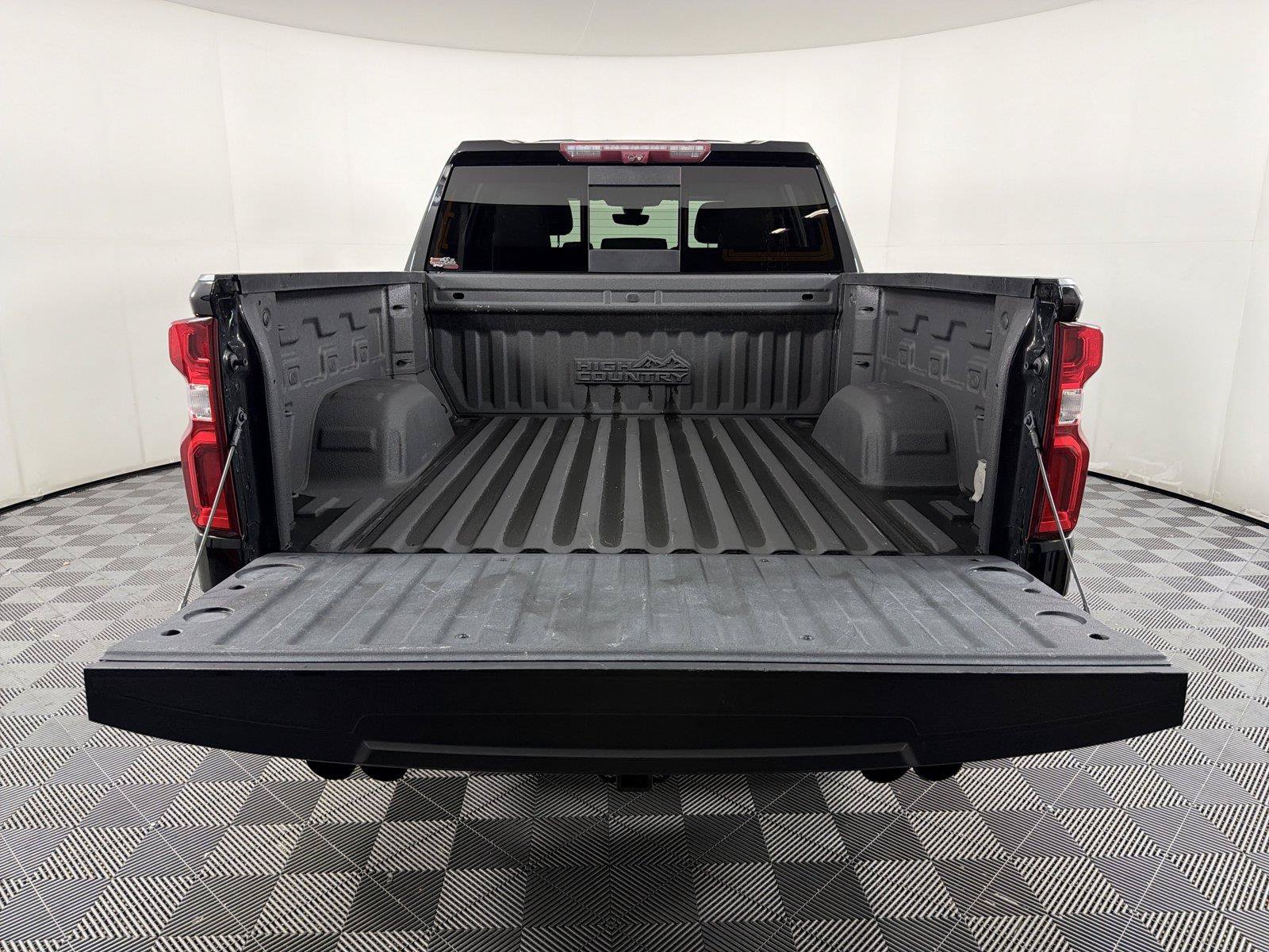 Used 2021 Chevrolet Silverado 1500 High Country w/ Technology Package AWD/4WD image 16