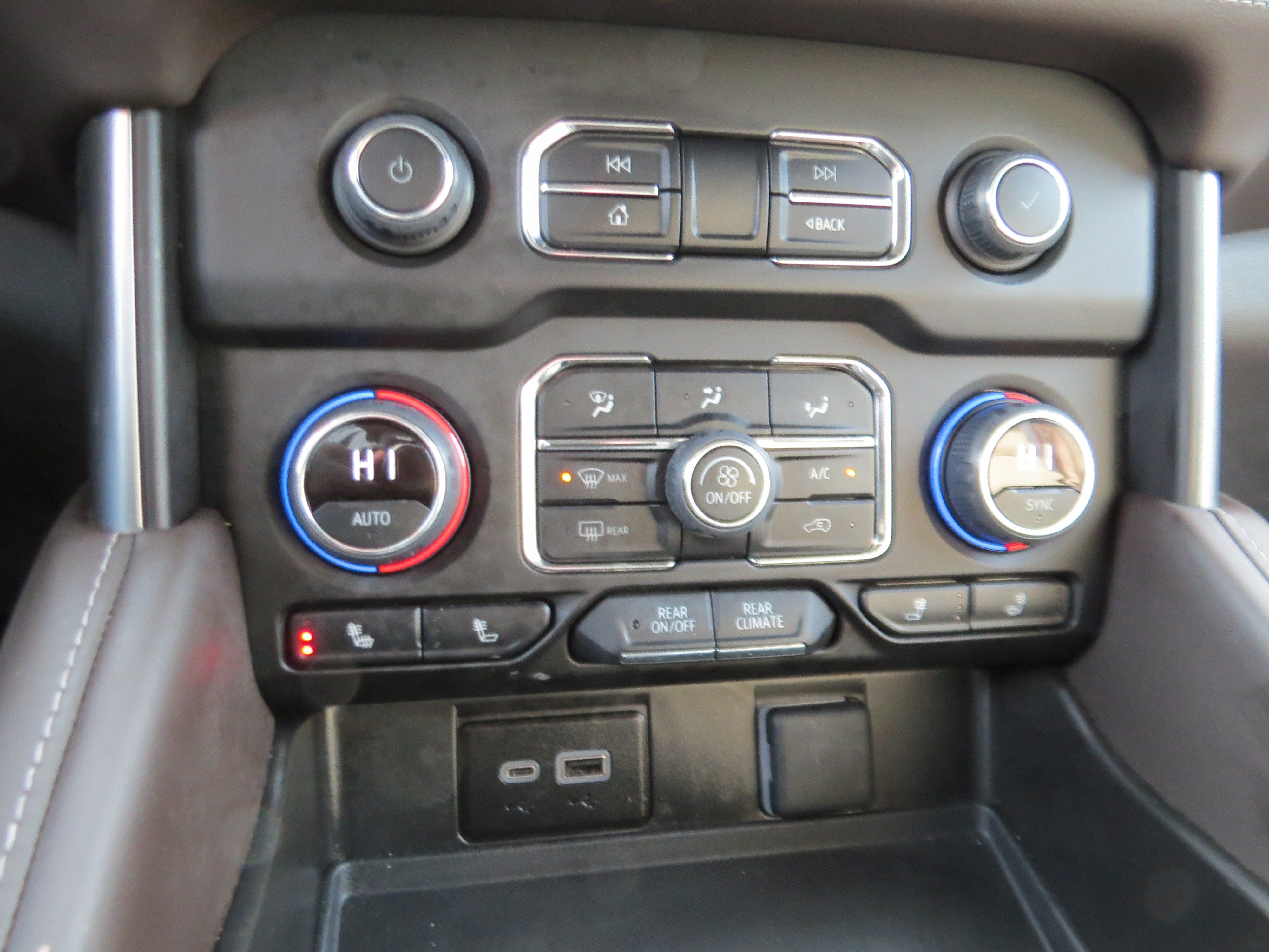 Used 2024 Chevrolet Suburban Z71 w/ Luxury Package AWD/4WD image 20