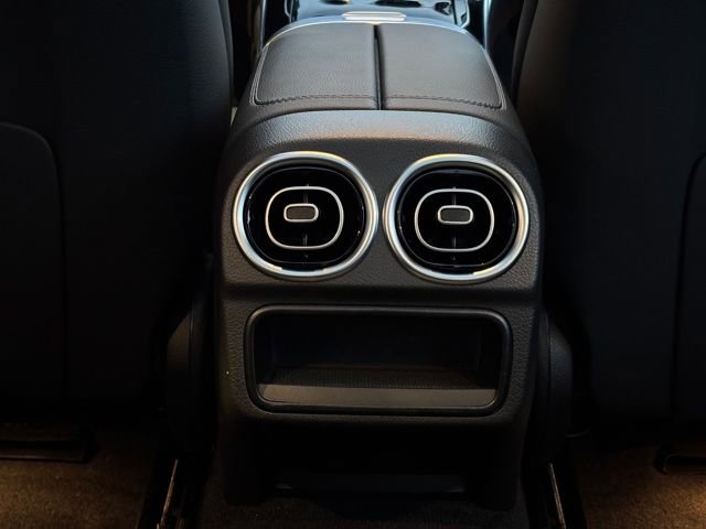 Used 2025 Mercedes-Benz C 300 4MATIC Sedan image 35