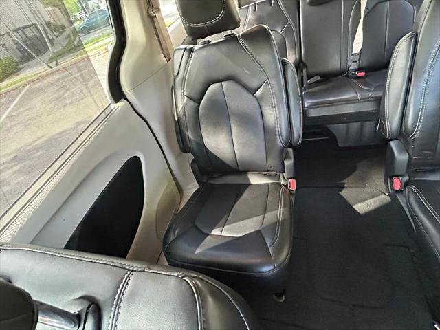 Certified 2024 Chrysler Pacifica Touring-L FWD image 12