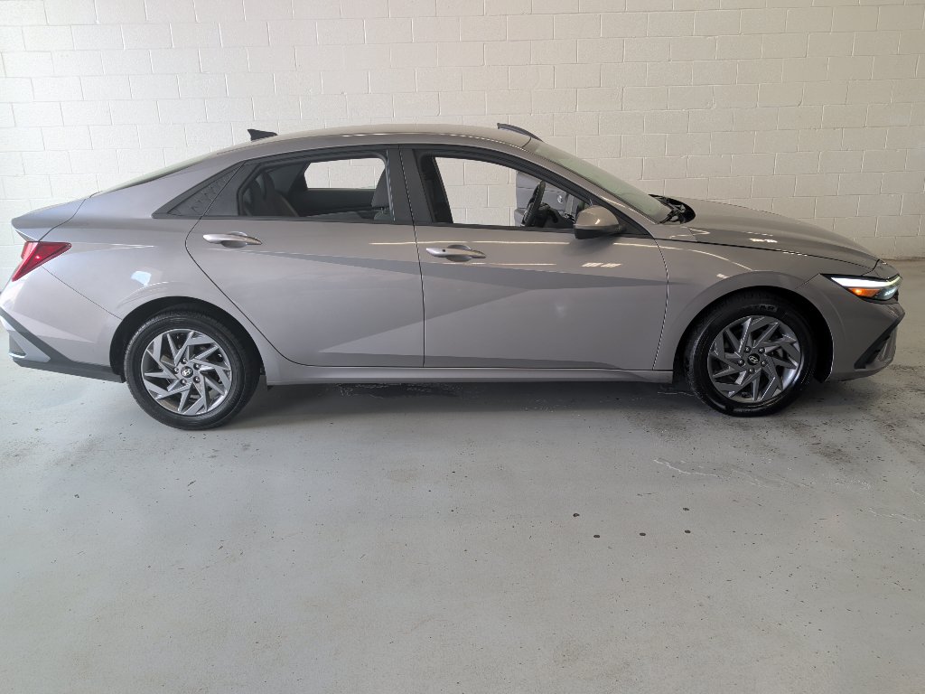 Used 2024 Hyundai Elantra SEL FWD image 2