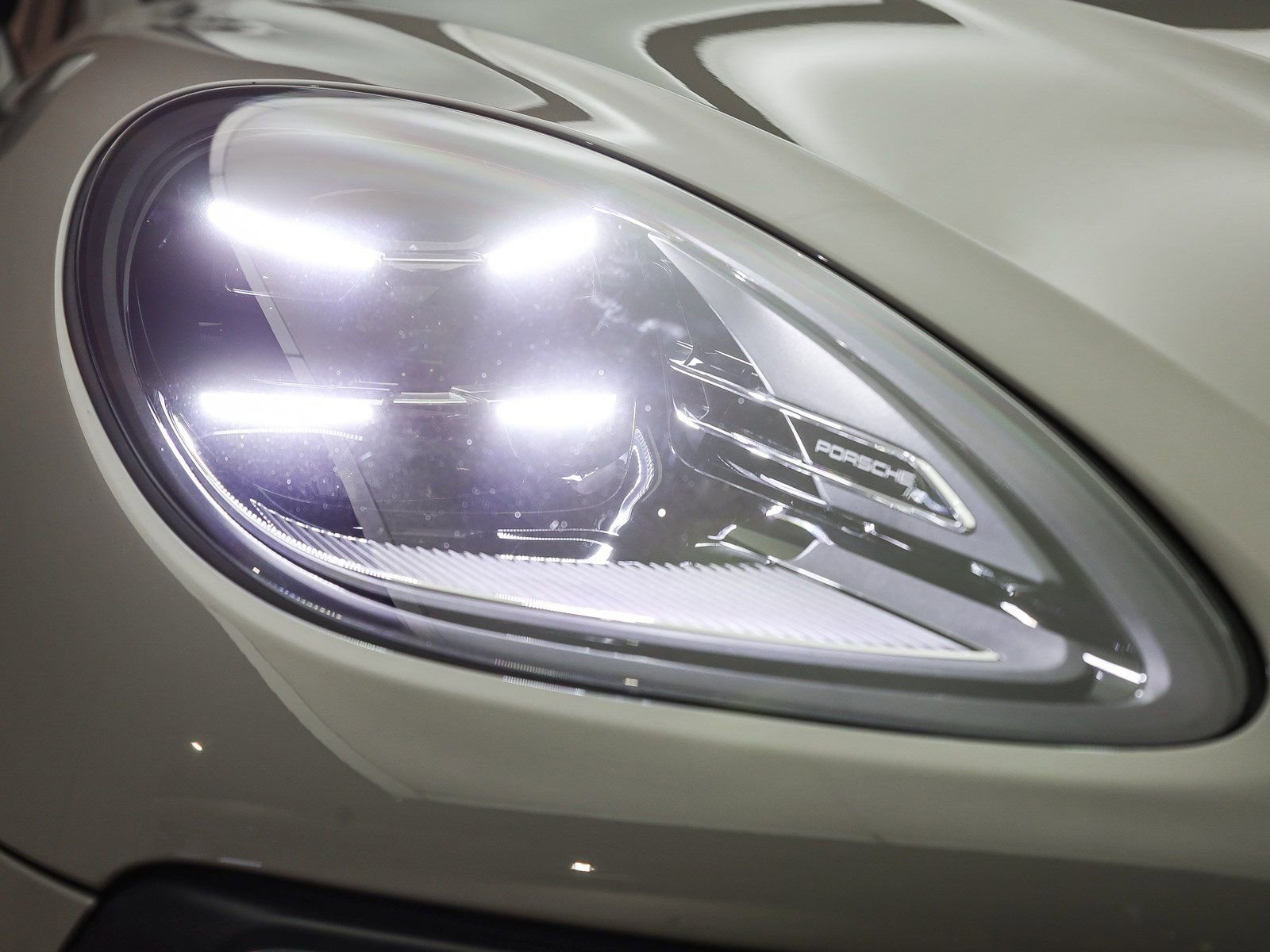 Certified 2025 Porsche Macan Turbo image 31