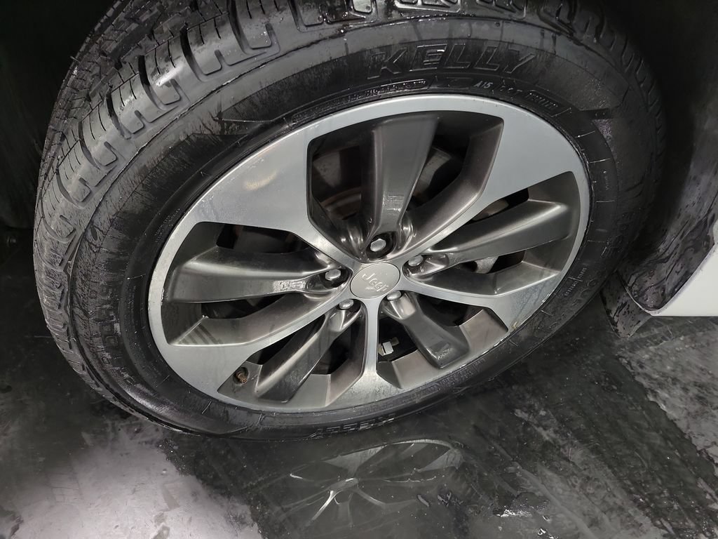 Used 2019 Jeep Cherokee Overland w/ Technology Group AWD/4WD image 11