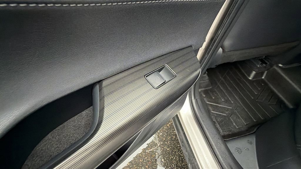 Used 2021 Toyota Venza XLE w/ Carpet Mat Package (TMS) image 15