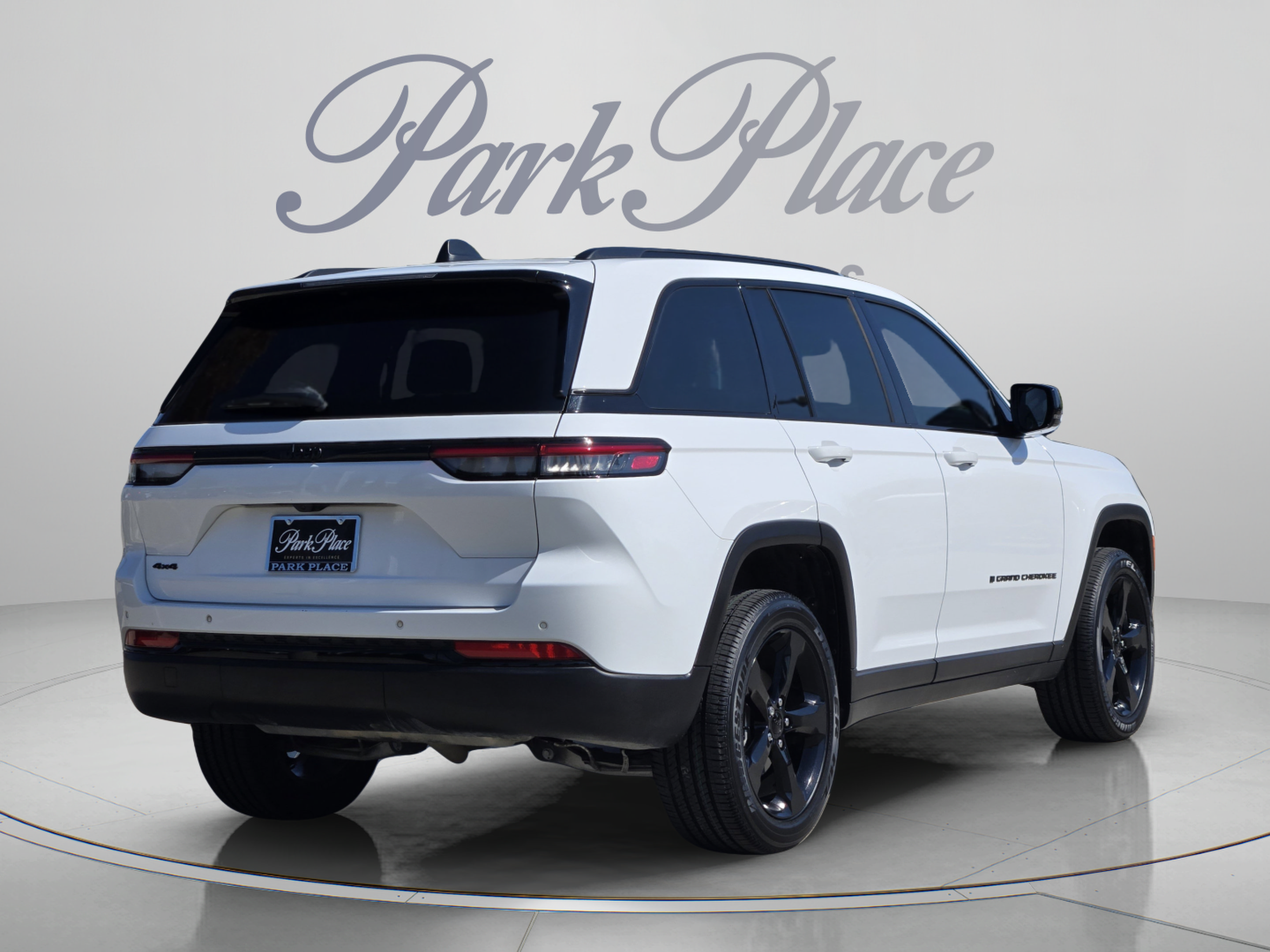 Used 2025 Jeep Grand Cherokee Altitude AWD/4WD image 5