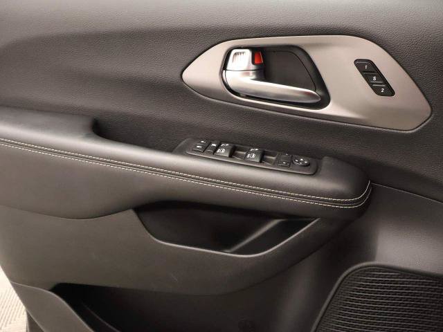 Used 2025 Chrysler Pacifica Select FWD image 40