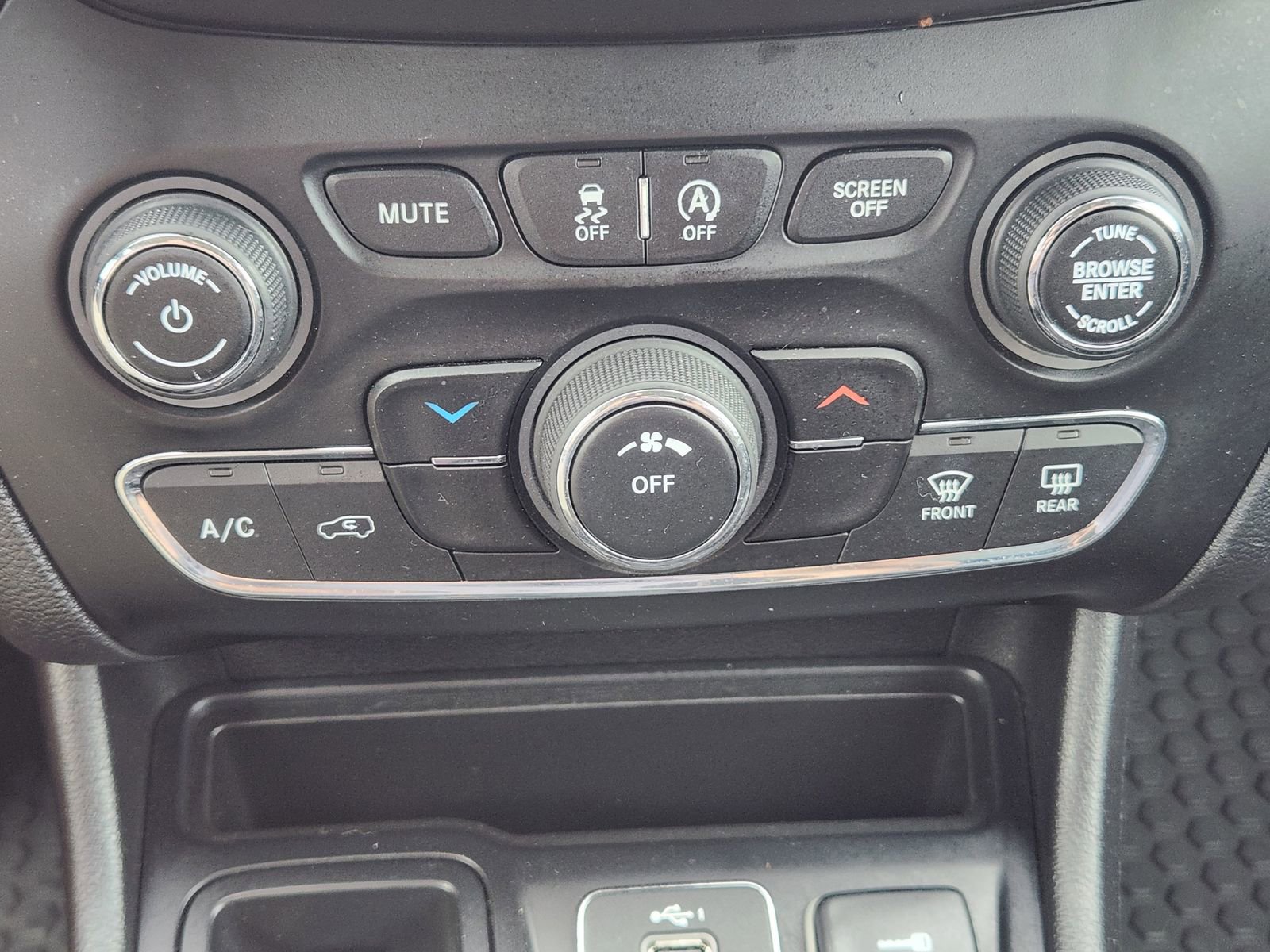 Used 2019 Jeep Cherokee Latitude Plus image 22