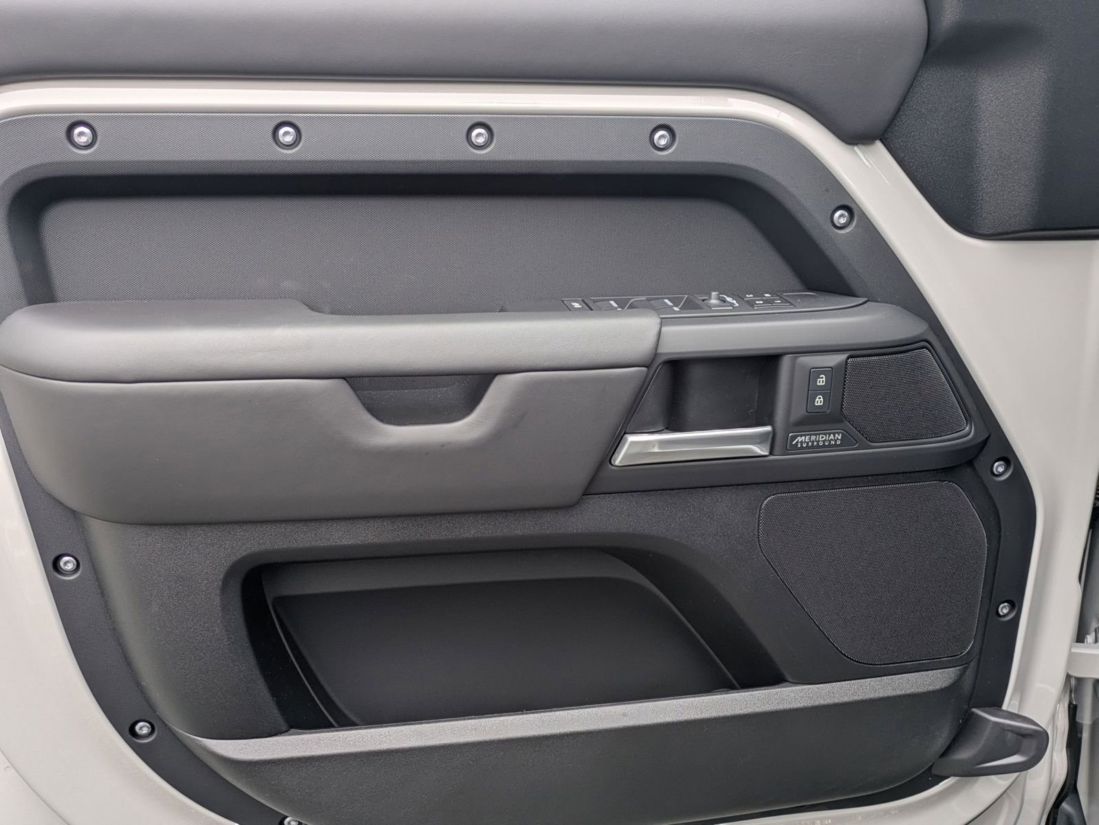 New 2026 Land Rover Defender 110 X-Dynamic SE image 11