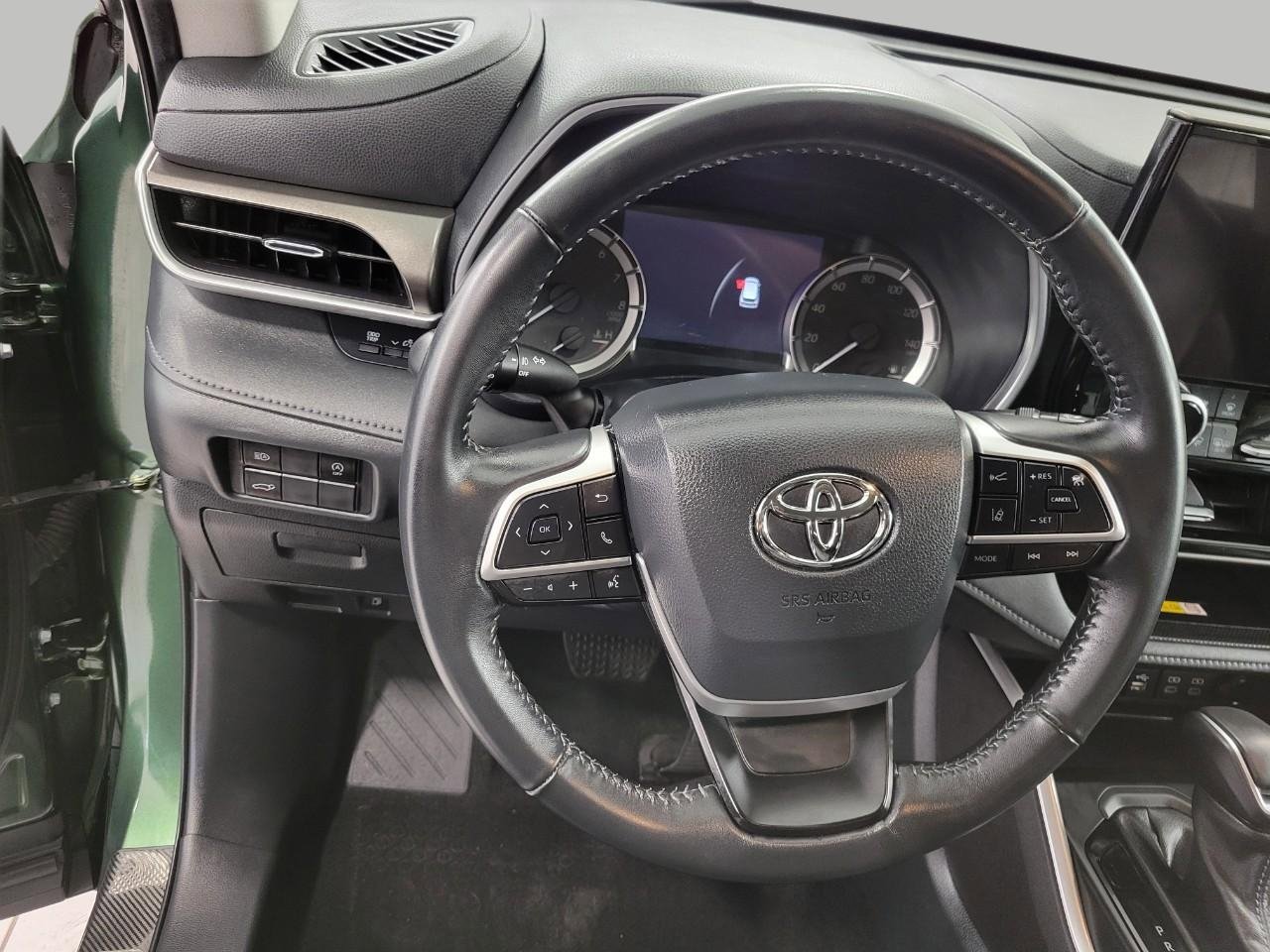 Used 2023 Toyota Highlander XLE AWD/4WD image 5