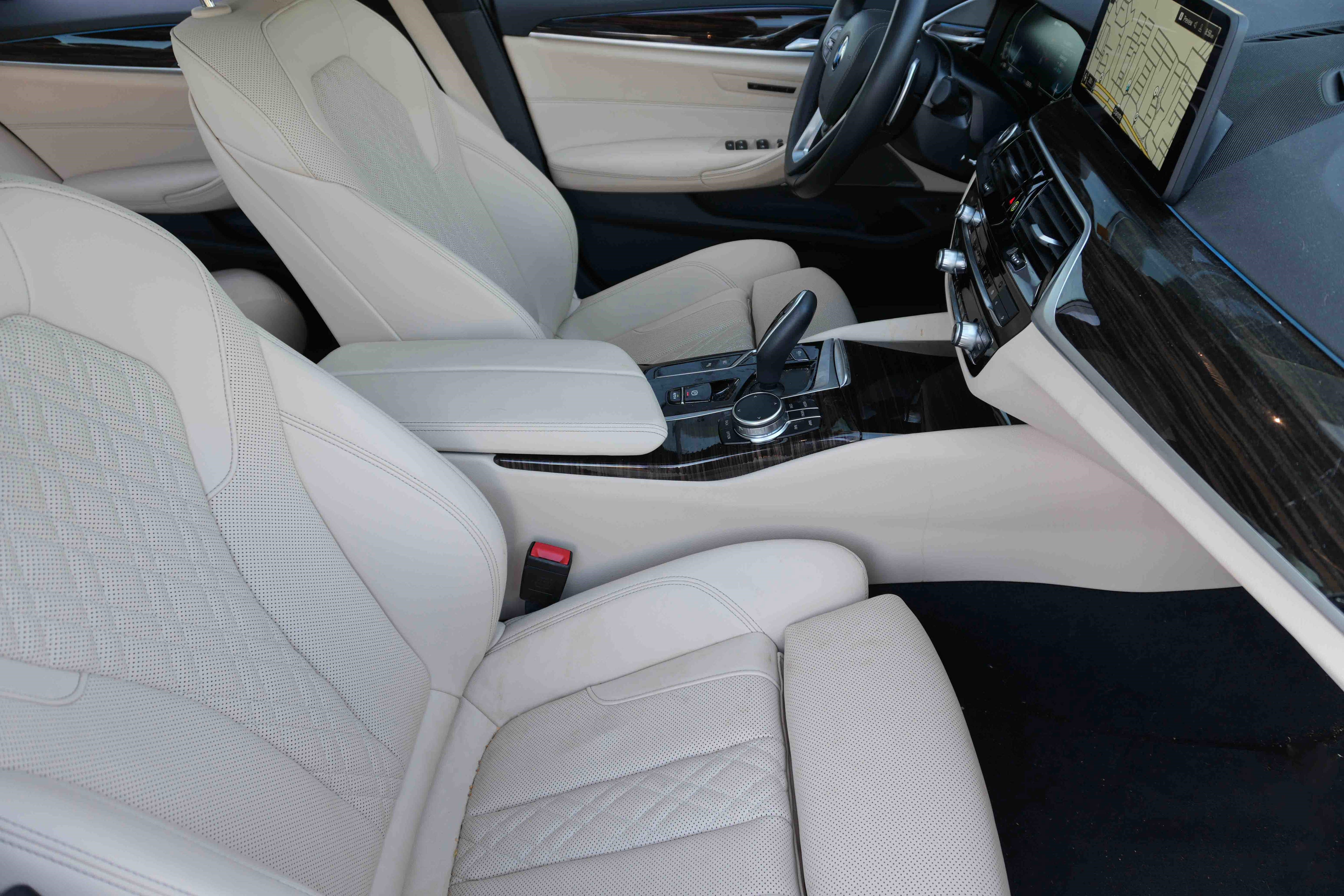 Used 2023 BMW 530e w/ Premium Package image 13