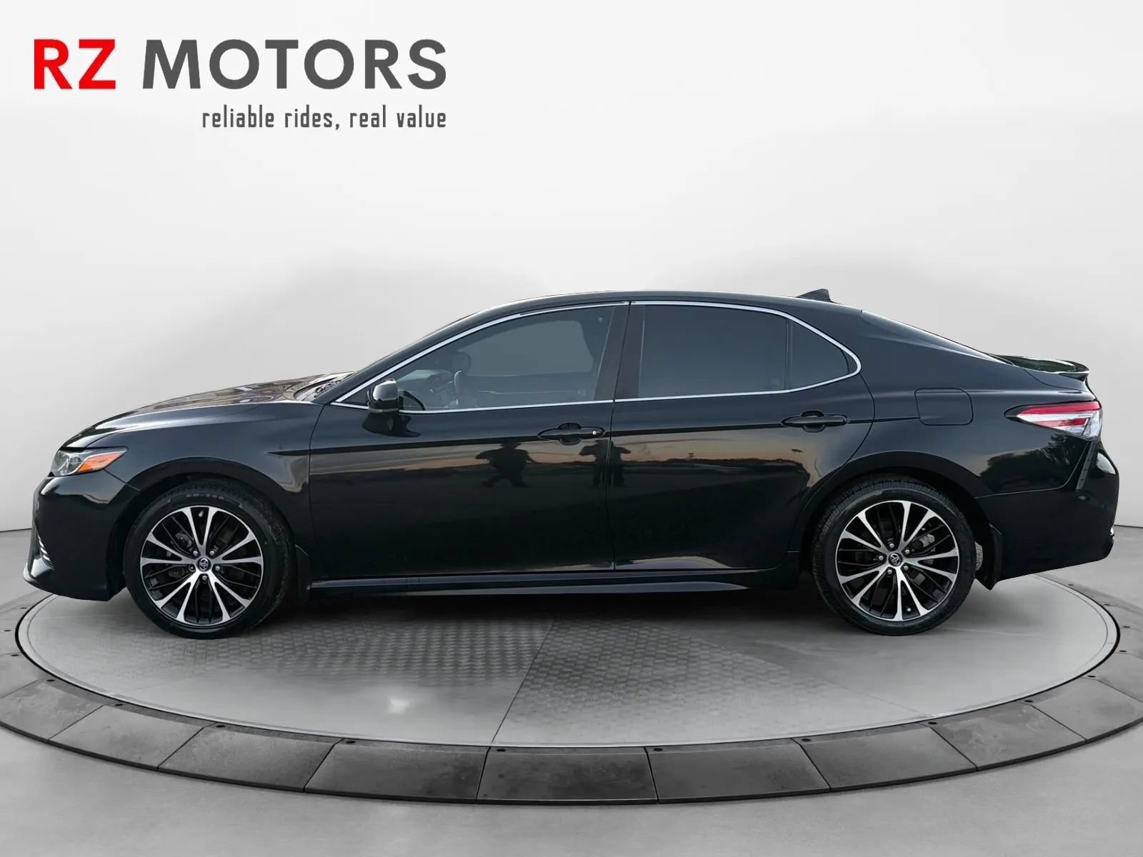 Used 2019 Toyota Camry SE FWD image 2