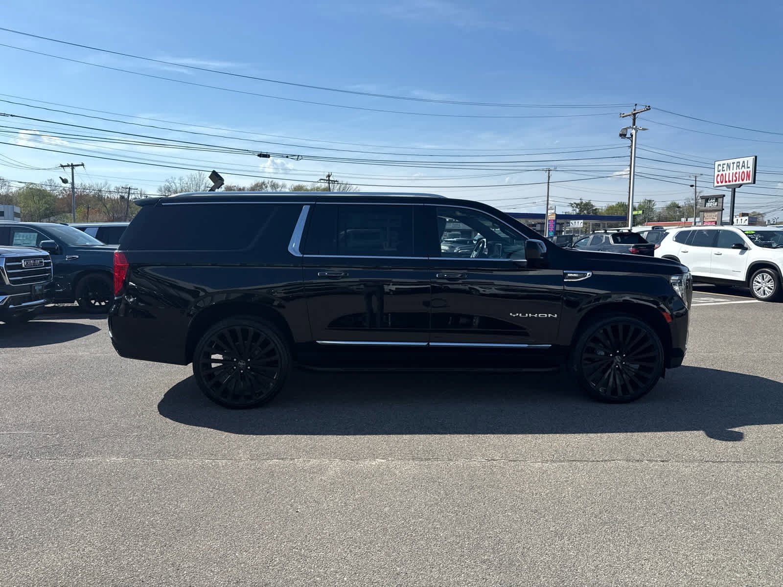 Used 2023 GMC Yukon XL SLT AWD/4WD image 6