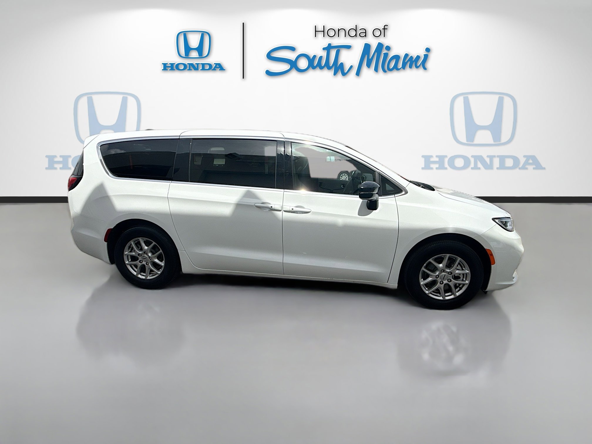 Used 2025 Chrysler Pacifica Select FWD image 8