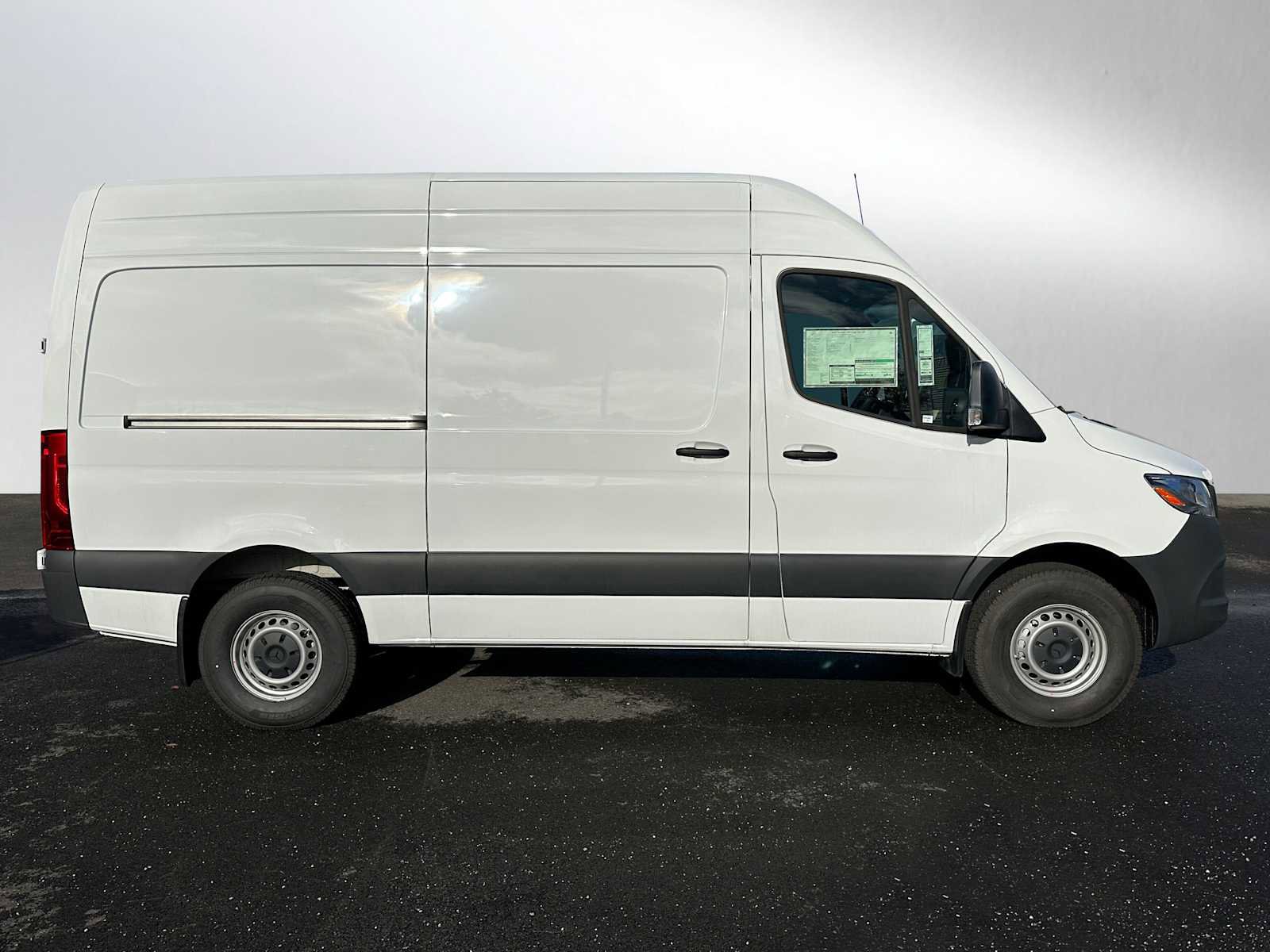 Used 2023 Mercedes-Benz Sprinter 1500 image 2