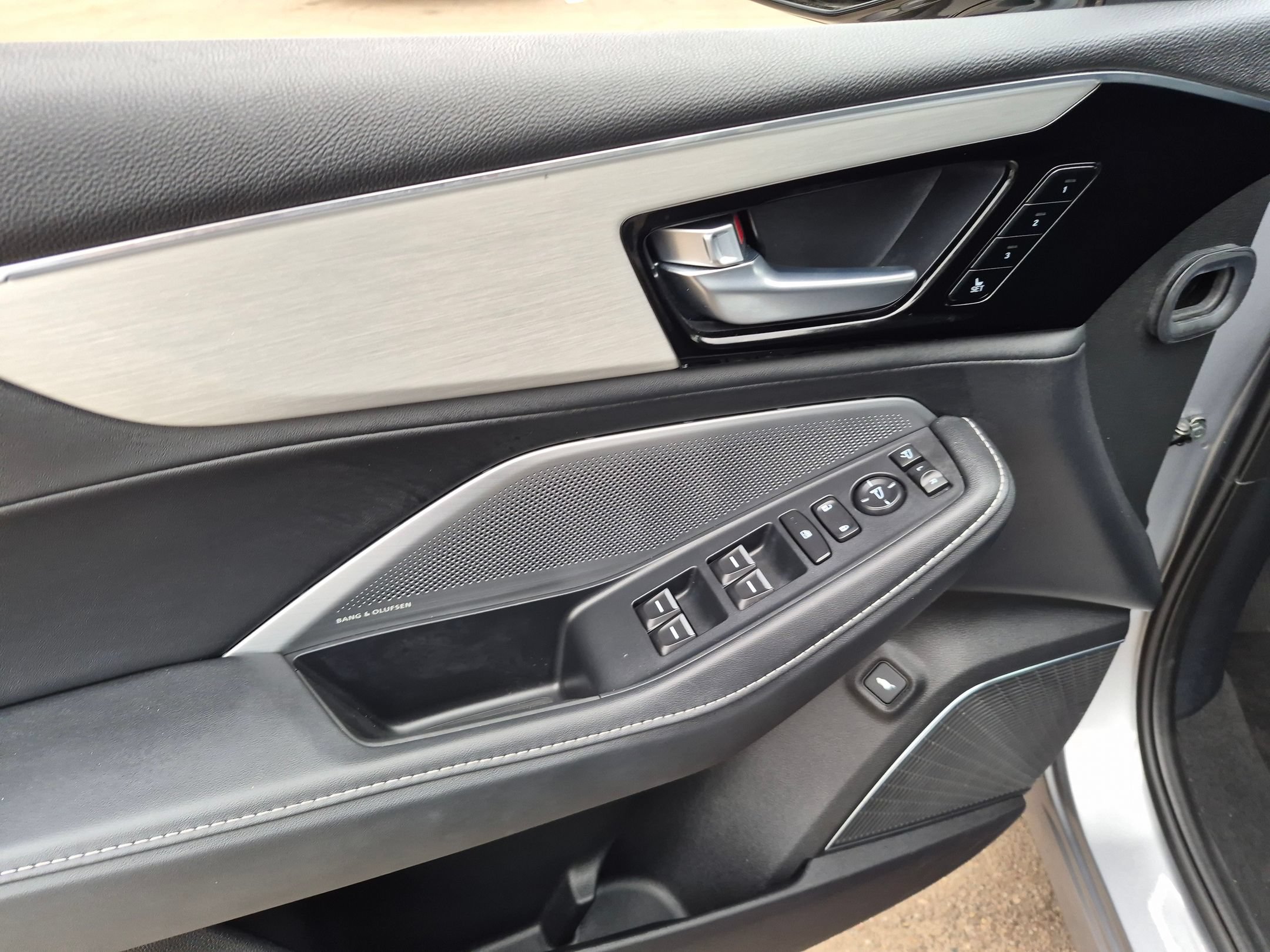 Used 2025 Acura MDX SH-AWD w/ Technology Package image 8