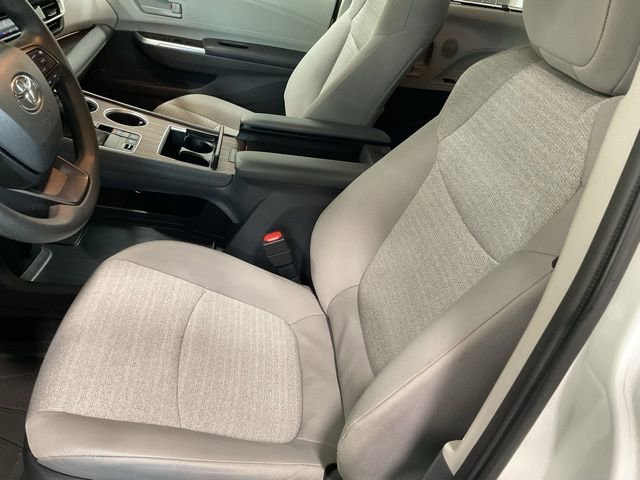 Used 2024 Toyota Sienna LE image 11