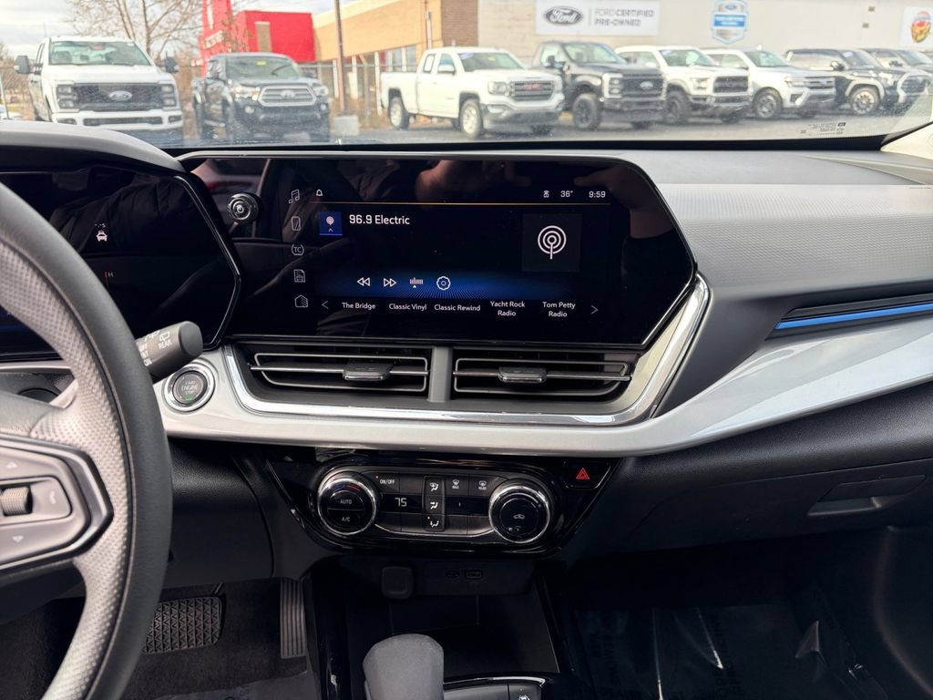 Used 2025 Chevrolet Trax LT FWD image 13