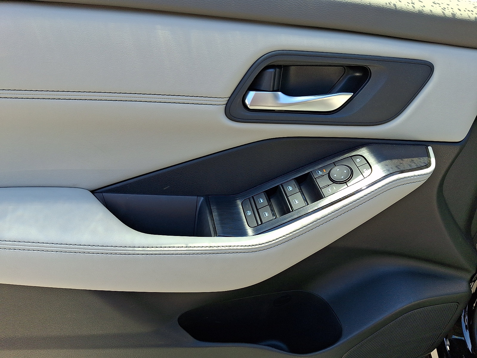 New 2026 Nissan Rogue Dark Armor AWD/4WD image 9