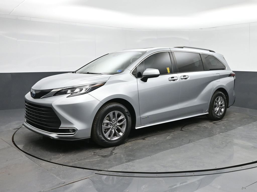 Used 2021 Toyota Sienna XLE w/ XLE Plus Package image 3