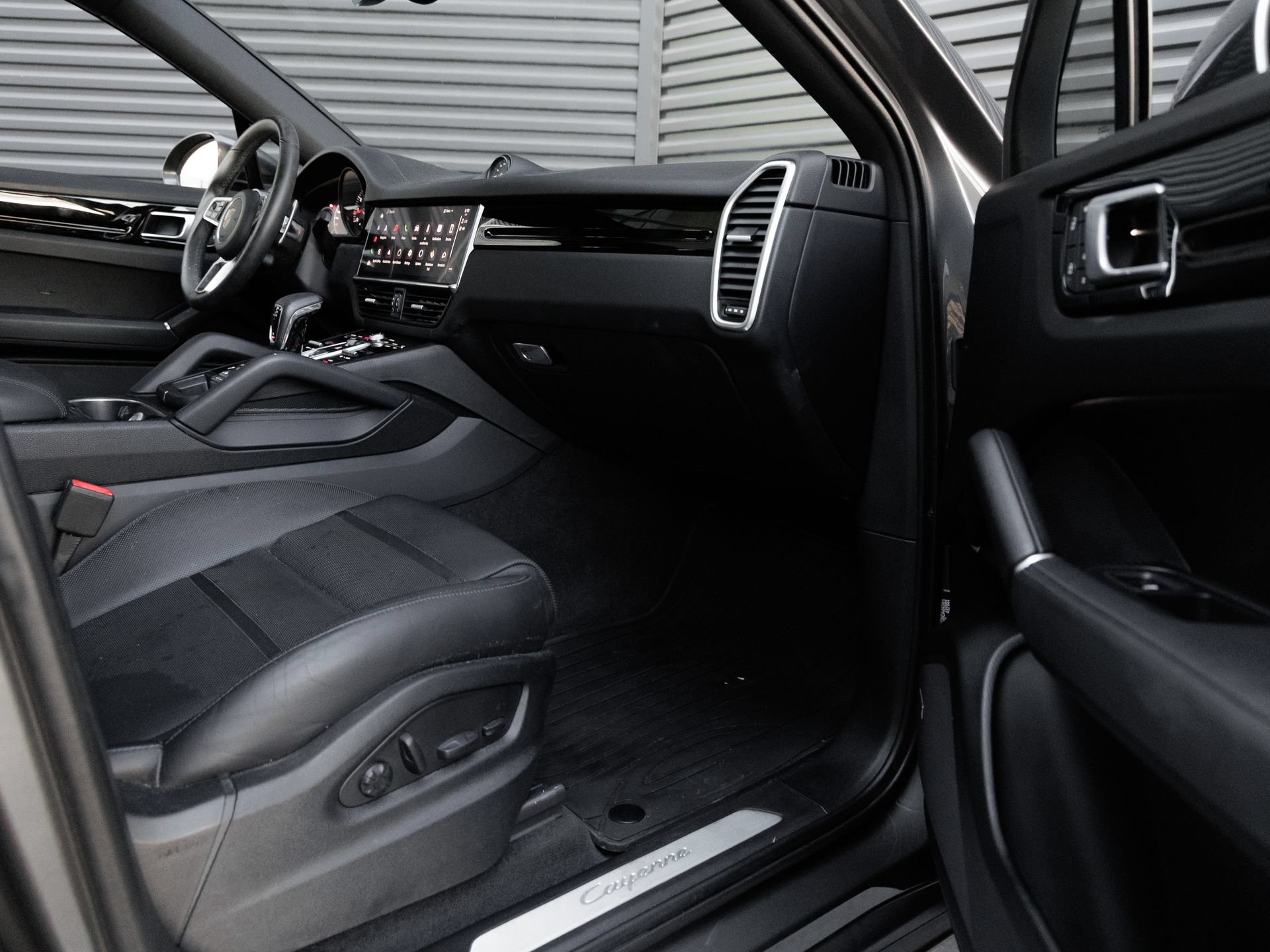 Certified 2022 Porsche Cayenne Coupe AWD/4WD image 34
