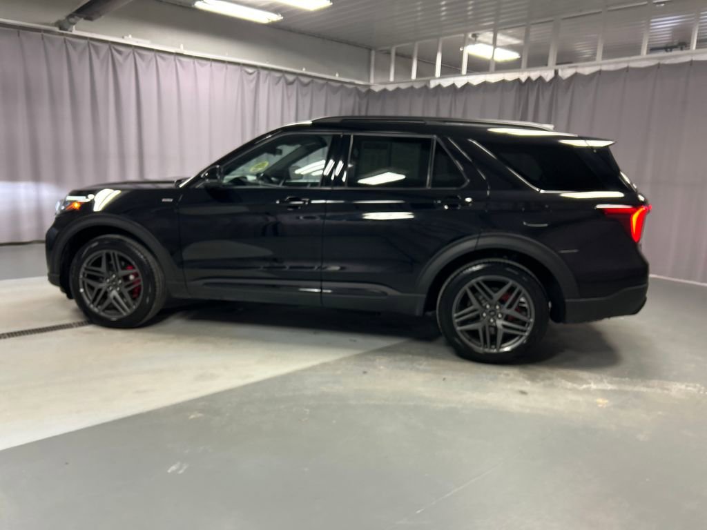 Used 2025 Ford Explorer ST-Line w/ ST-Line Street Pack AWD/4WD image 4
