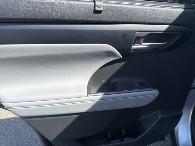 Used 2023 Toyota Highlander XLE FWD image 20