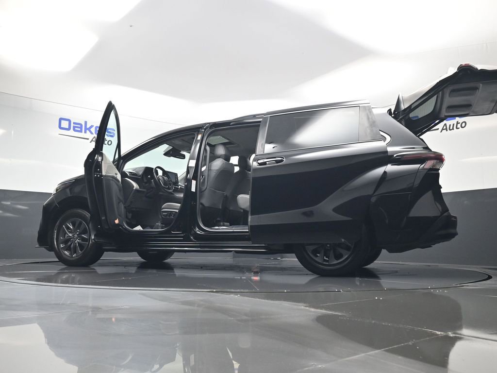 Used 2024 Toyota Sienna XLE image 63