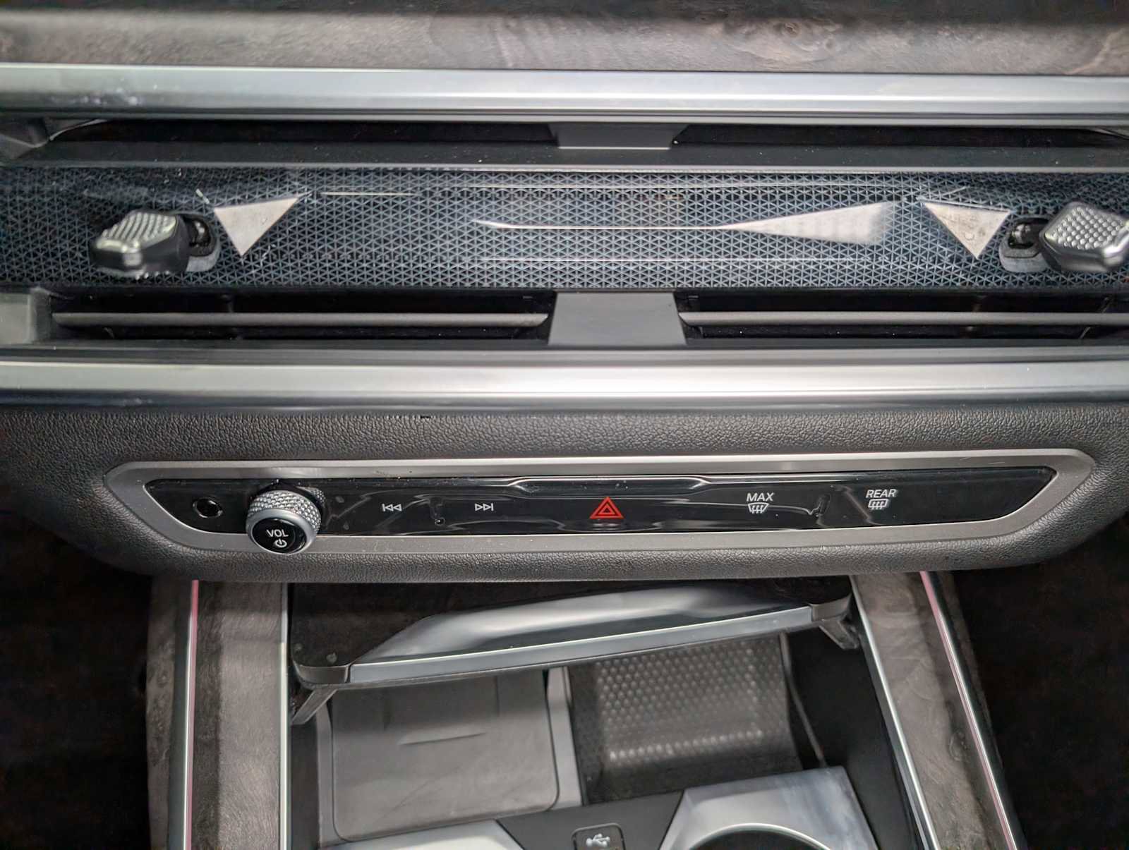 Used 2023 BMW X7 xDrive40i w/ Climate Comfort Package image 30