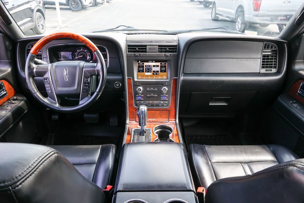 Used 2017 Lincoln Navigator Select image 6