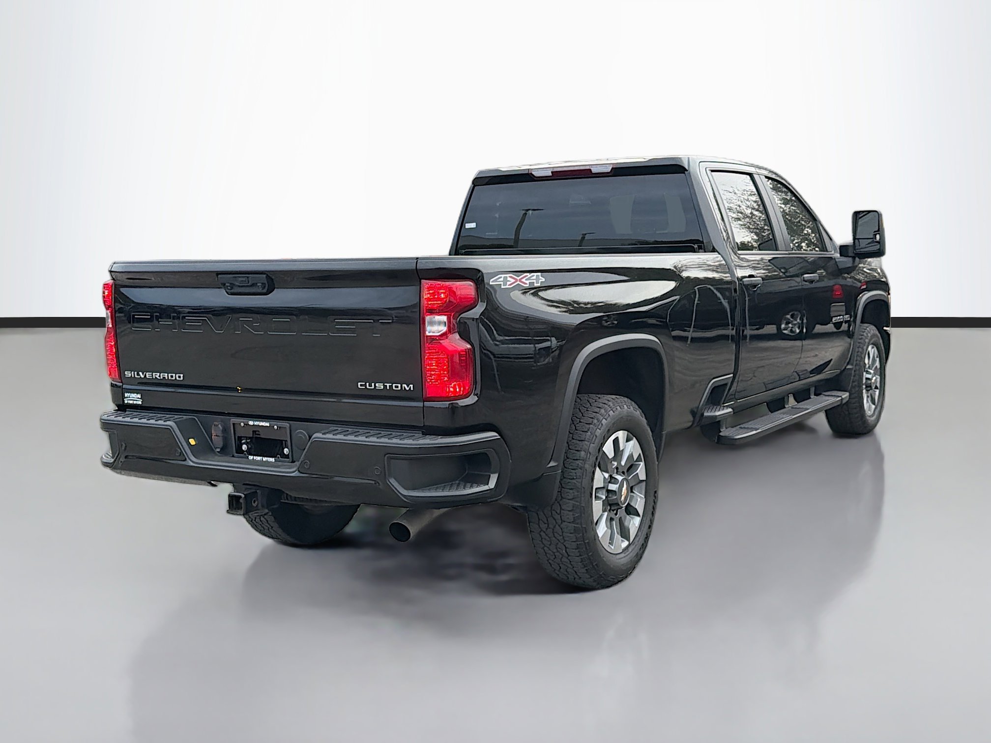 Used 2024 Chevrolet Silverado 2500 Custom w/ Custom Value Package image 3